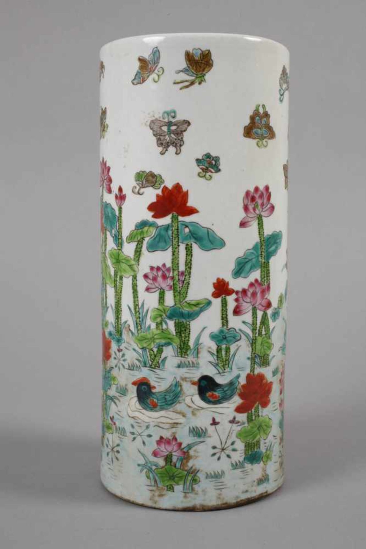 Vase Famille RoseChina, 1920er Jahre, am Boden gemarkt, Porzellan in polychromer Emailbemalung, - Image 2 of 4