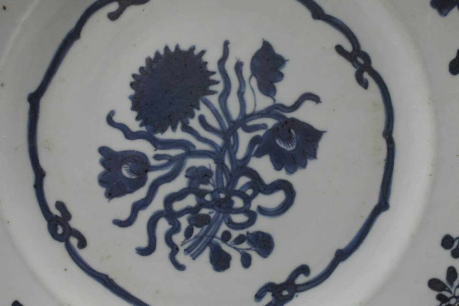 Teller China19. Jh., ungemarkt, Porzellan in kobaltblauer Unterglasurbemalung, im Spiegel - Image 2 of 3