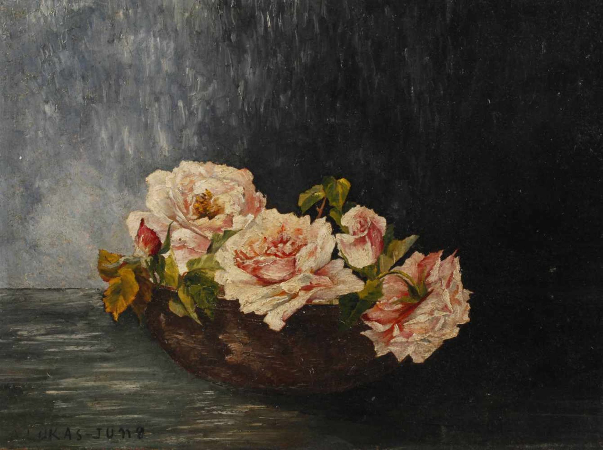A. Lukas-Jung, Rosenstilllebenzart rosafarbene Rosenblüten, in einer Schale vor dunklem Grund