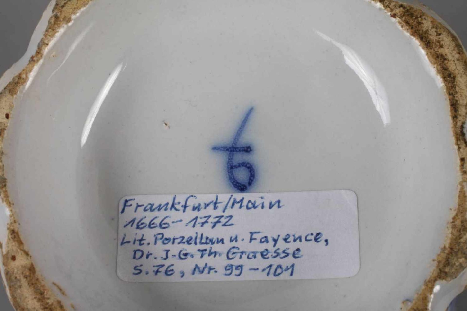 Frankfurter Deckelvase FayenceFrankfurt/Main 1666 bis 1772, Pinselmarke, gedreht, gerippt und - Bild 2 aus 4