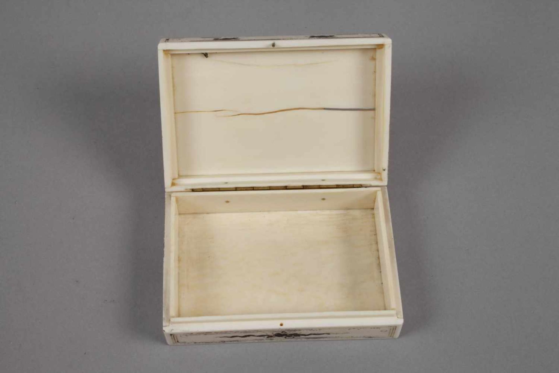 Feine Dose Elfenbeinum 1780, Elfenbein, fein graviert und silberbronziert, mehrteilig gefertigt - Bild 5 aus 5