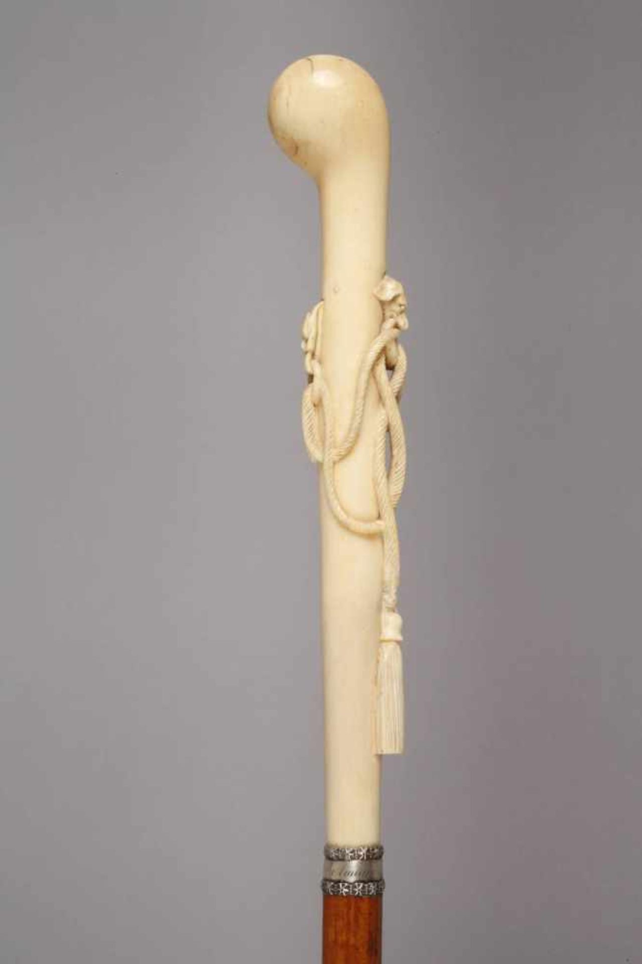 Spazierstock ElfenbeinEnde 19. Jh., hoher, schlanker Knauf aus Elfenbein, aufwendig beschnitzt mit - Image 3 of 7