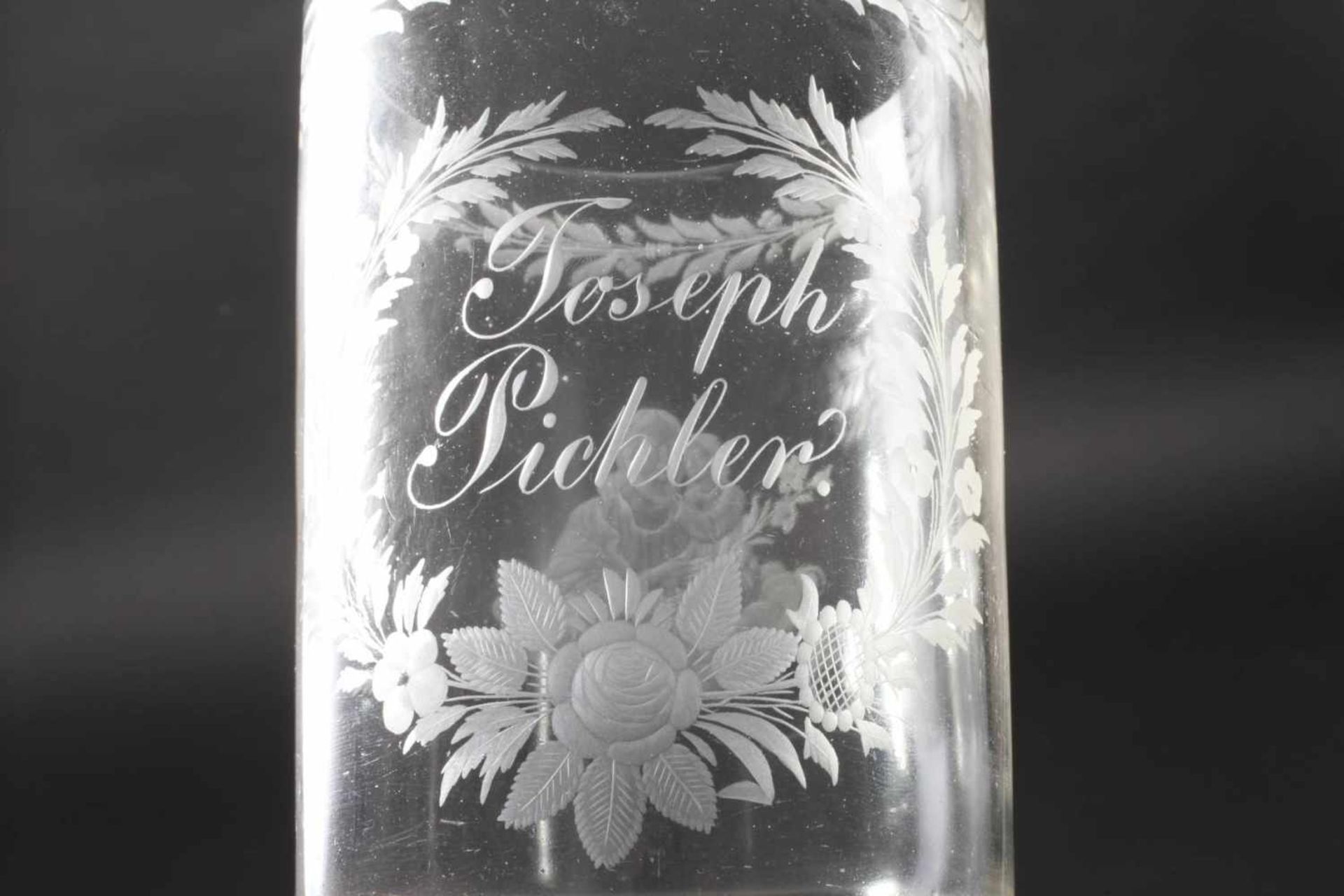 Großer Andenkenbecher19. Jh., farbloses Glas, plangeschliffener Stand, Zylinderform mit Mattschliff, - Bild 2 aus 3