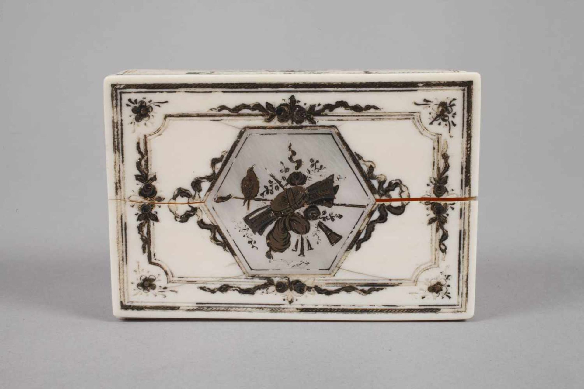Feine Dose Elfenbeinum 1780, Elfenbein, fein graviert und silberbronziert, mehrteilig gefertigt - Bild 2 aus 5