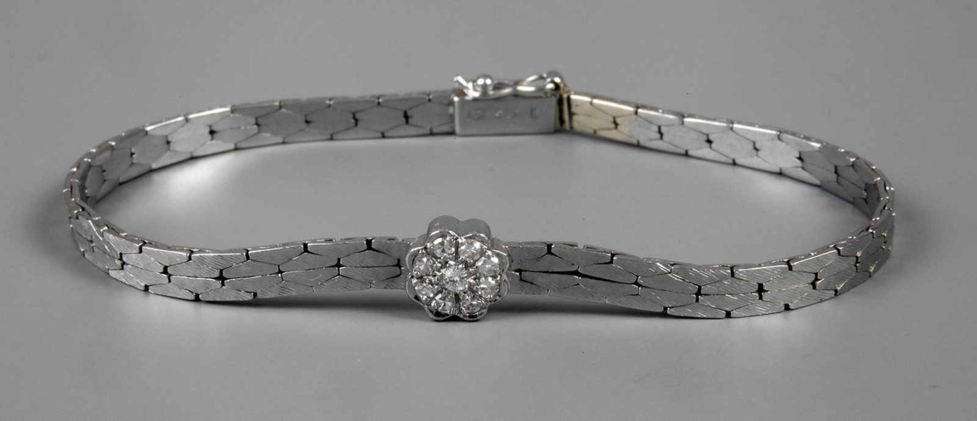 BrillantarmbandMitte 20. Jh., Weißgold gestempelt 585, ca. 4 mm breites, gedrücktes Gliederband,