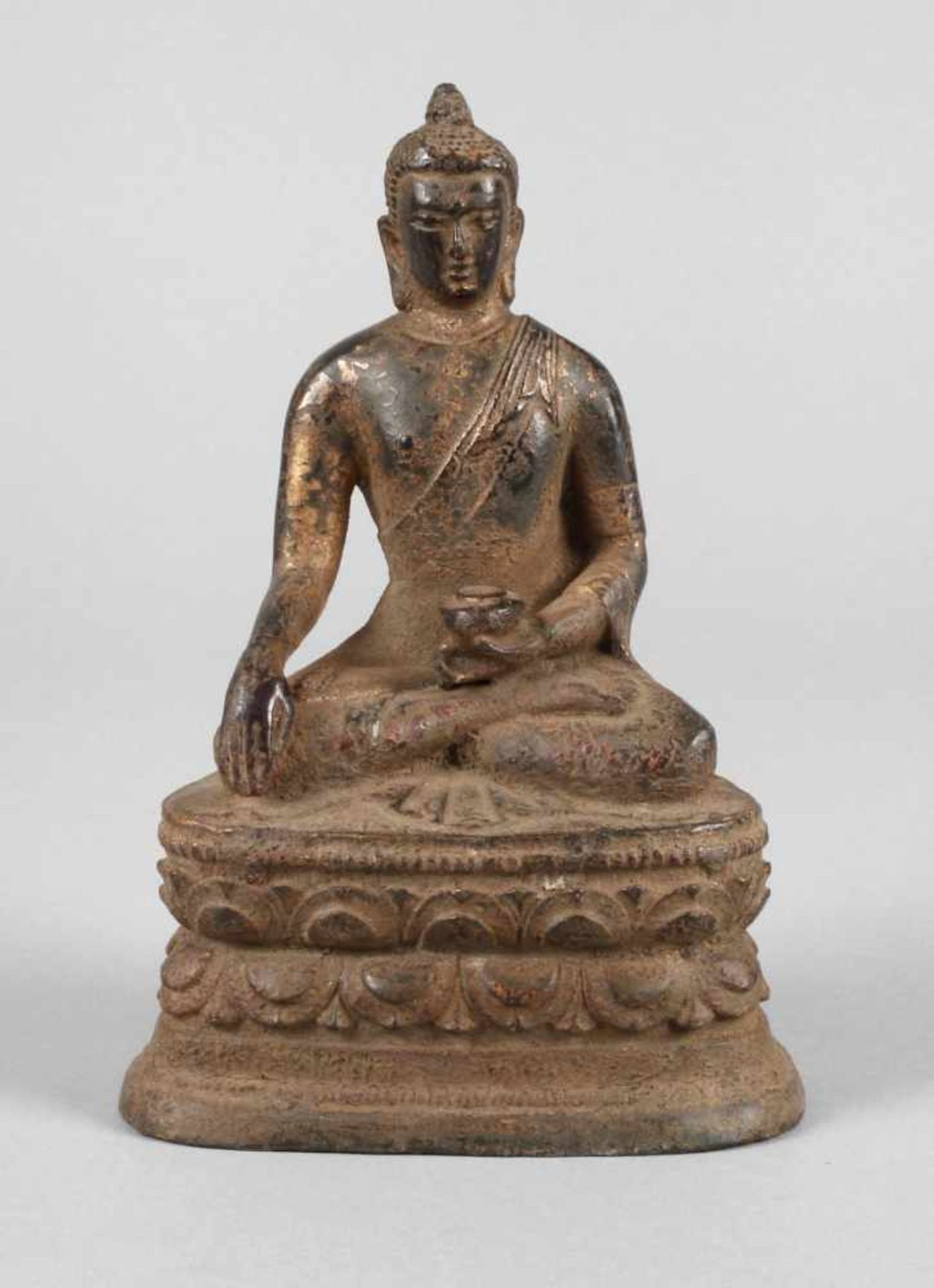 Shakyamuni BuddhaAnfang 20. Jh., ungemarkt, Bronze bräunlich patiniert, auf Doppellotussockel in