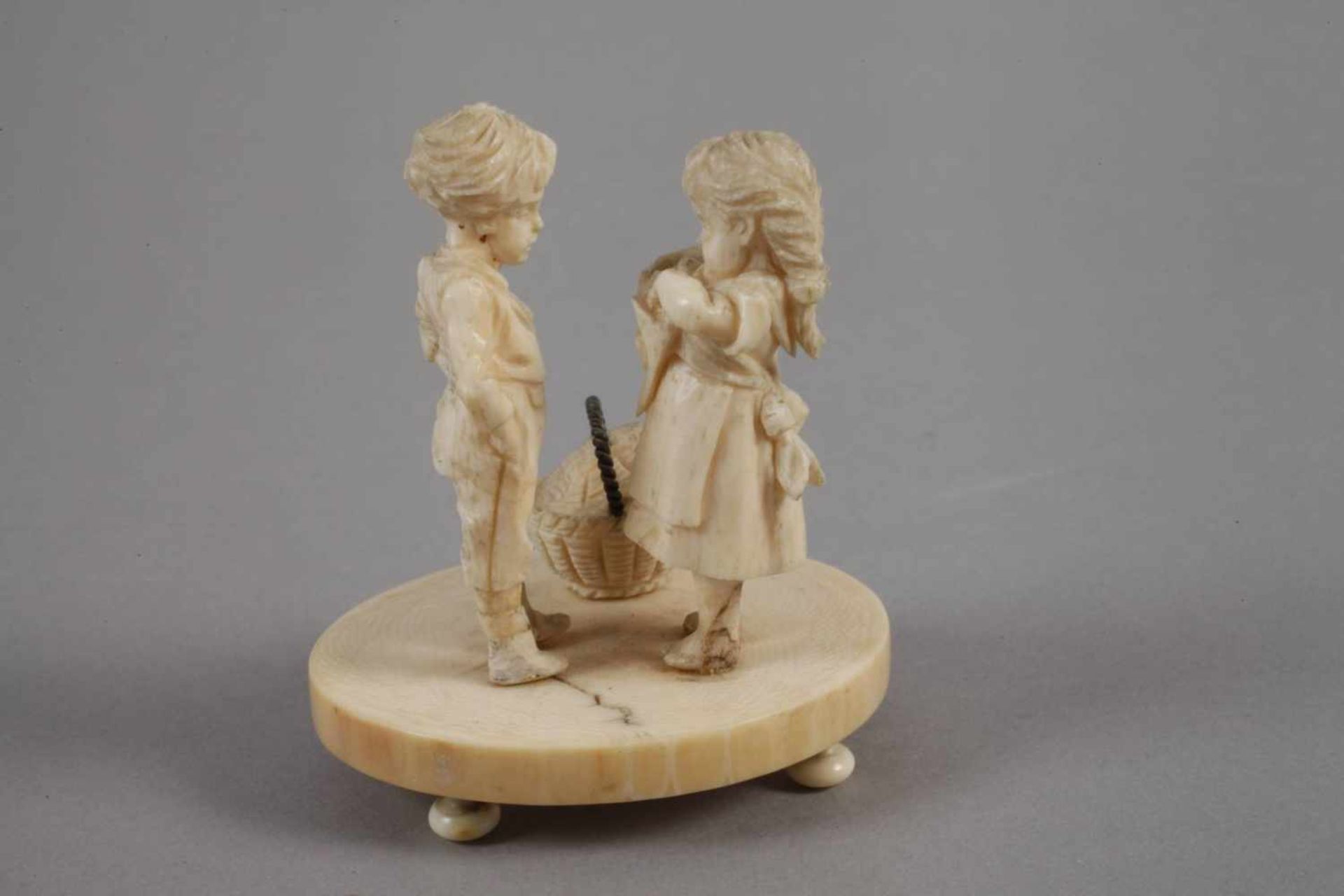 Figürliche Elfenbeinschnitzereium 1900, ungemarkt, Elfenbein, mehrteilig geschnitzt und montiert, - Bild 4 aus 4