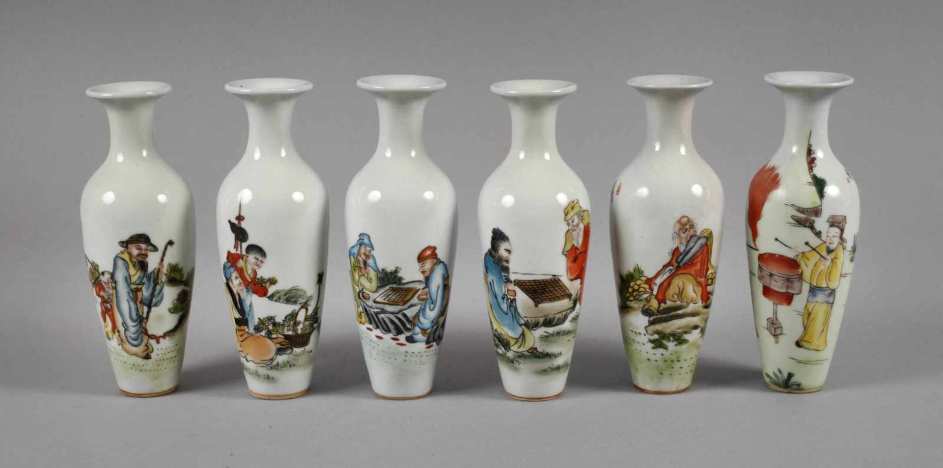 Sechs Vasen China1960er bis 1970er Jahre, gemarkt und signiert, Weißporzellan in polychromer