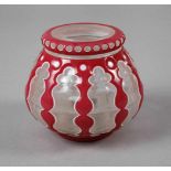 Vase Spätbiedermeierum 1860, farbloses Glas, weiß und rot überfangen, Bodenstern, die bauchige