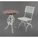 Gartentisch und Stuhlum 1900, runder Tisch mit dreibeinigem Gussgestell, Füße in Greifenform,
