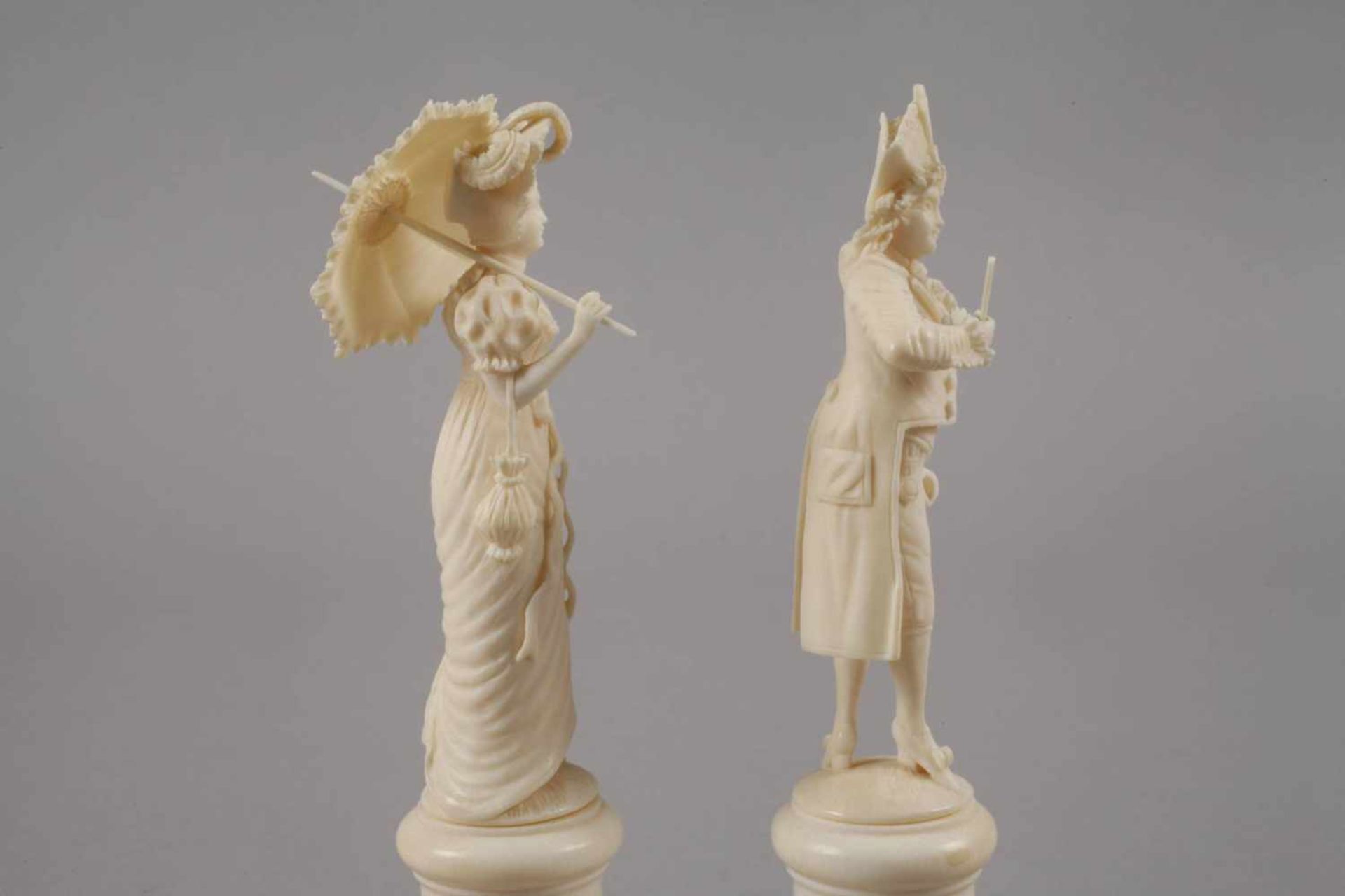 Paar Elfenbeinschnitzereienwohl Erbach, um 1900, ungemarkt, Elfenbein qualitätvoll beschnitzt, teils - Bild 3 aus 5