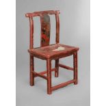 Stuhl China19. Jh., in rotem Lack gefasstes Holzgestell mit verstrebten, leicht ausgestellten
