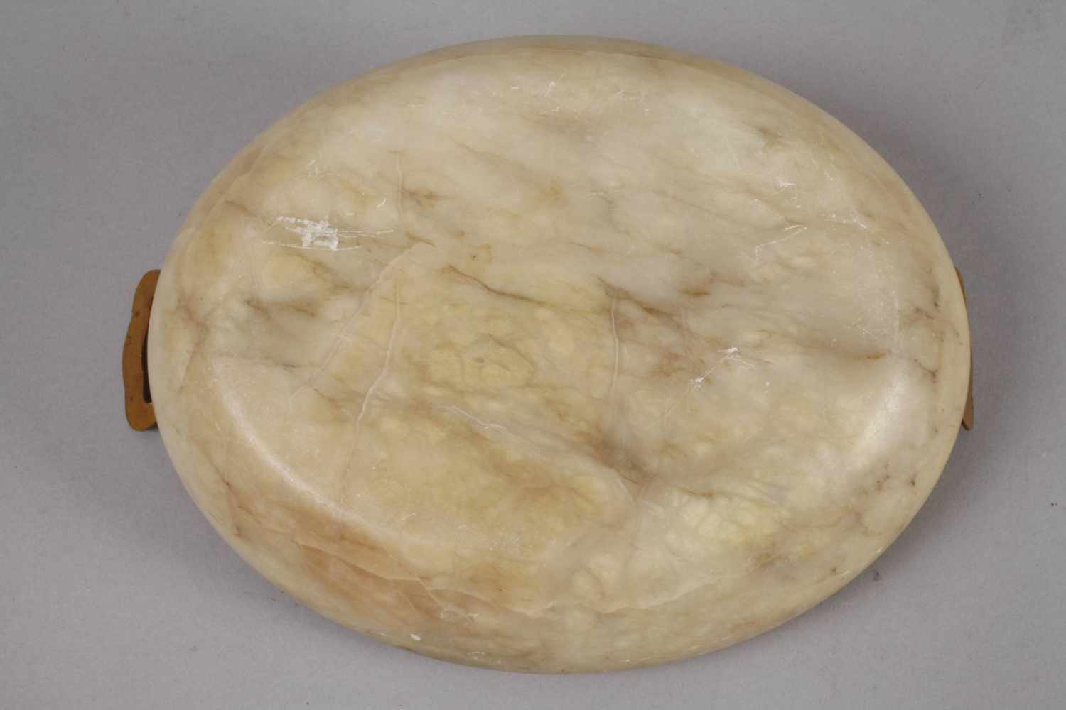 Kleine Alabasterschale19. Jh., fein geäderter, heller Alabaster in gemuldeter Ovalform, geprägte - Image 3 of 4