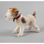 Foxterrier Steiffmit Knopf und Fähnchen im Ohr, 1930er Jahre, weißer Mohairplüsch farbig