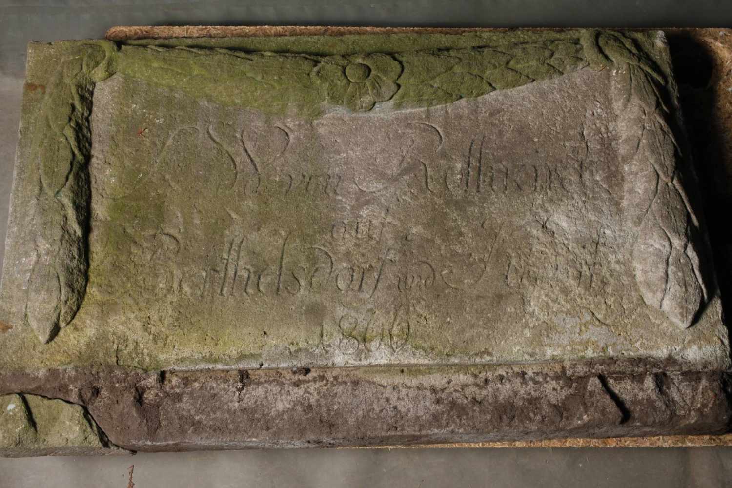 Gedenk- oder Grabplatte 1806Sandstein, klassizistisch gestaltete Platte, darauf Inschrift "W. von - Image 2 of 3