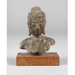 Bronzefragment Buddhawohl Tibet, 20. Jh., Bronze grünlich patiniert, vollplastisches