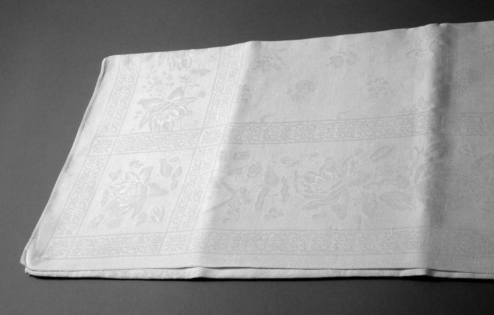 Tafeltuchum 1910, cremeweißer Halbleinendamast mit eingewebtem Floralmotiv, das Mittelfeld