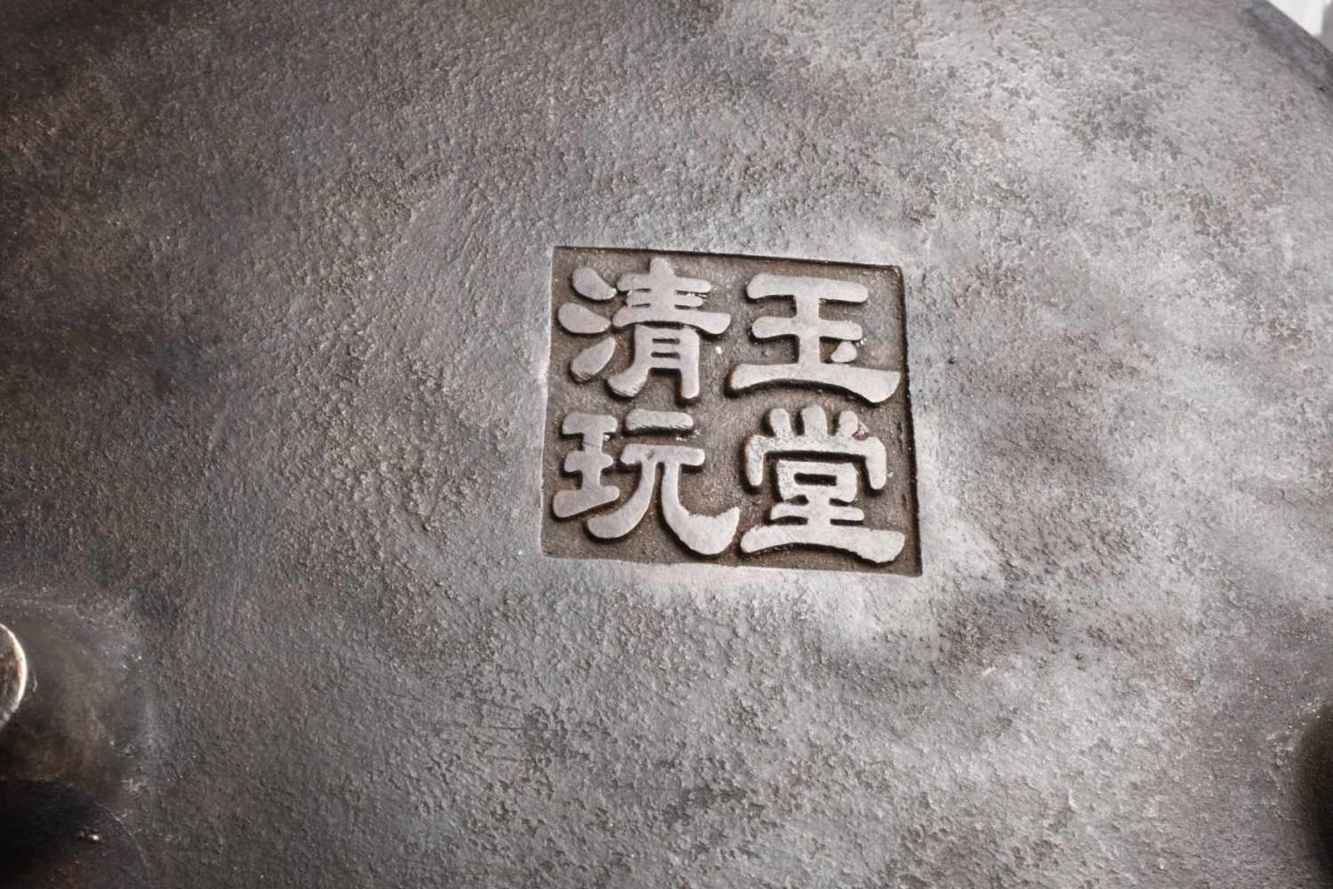 WeihrauchbrennerChina, 19. Jh., am Boden ungedeutete Vier-Zeichen Marke, Bronze gegossen und - Bild 6 aus 7