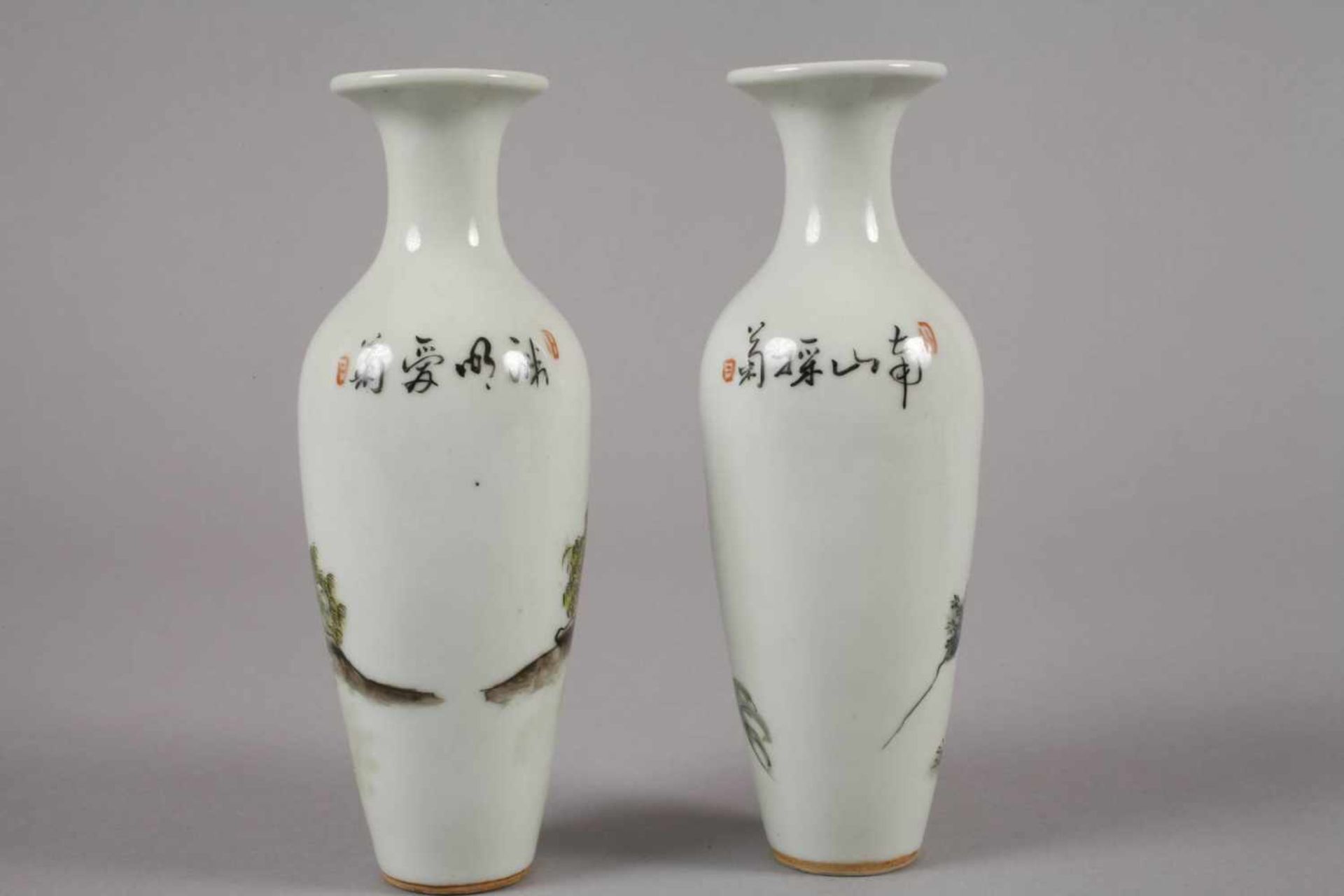 Sechs Vasen China1960er bis 1970er Jahre, gemarkt und signiert, Weißporzellan in polychromer - Bild 5 aus 12
