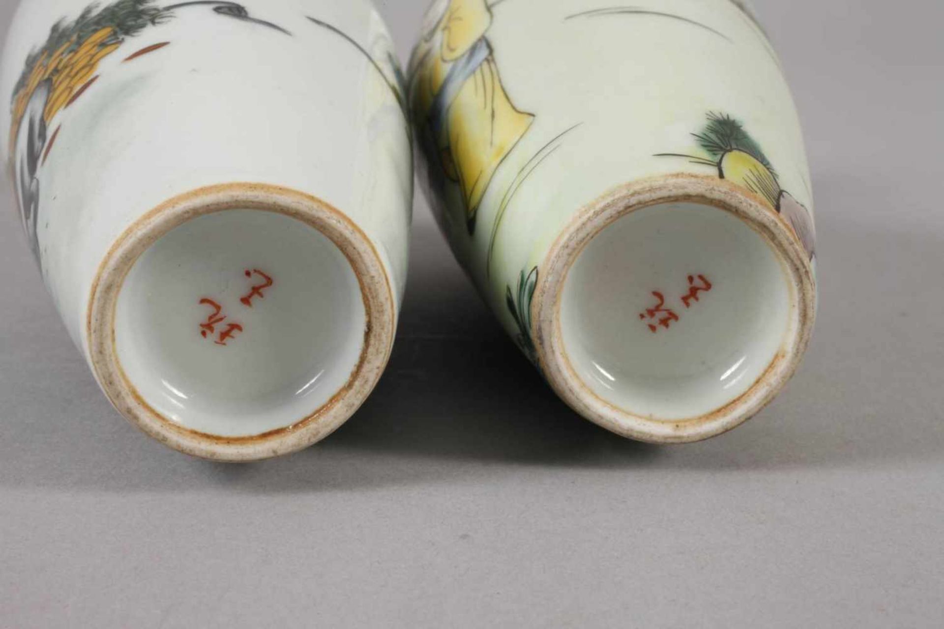 Sechs Vasen China1960er bis 1970er Jahre, gemarkt und signiert, Weißporzellan in polychromer - Bild 10 aus 12