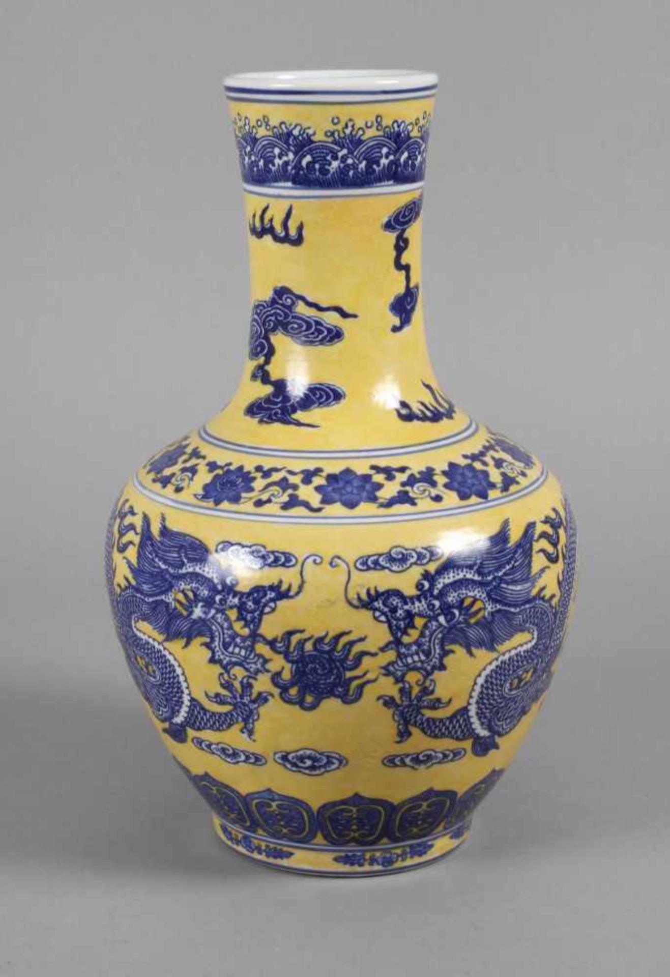 Vase ChinaAnfang 20. Jh., am Boden ungedeutete Vier-Zeichen-Marke, Porzellan in kobaltblauer