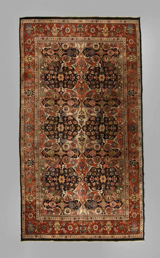 Großer Teppich mit Bachtiar-Motiv1. Hälfte 20. Jh., maschinengewebt, üppig floral verziertes
