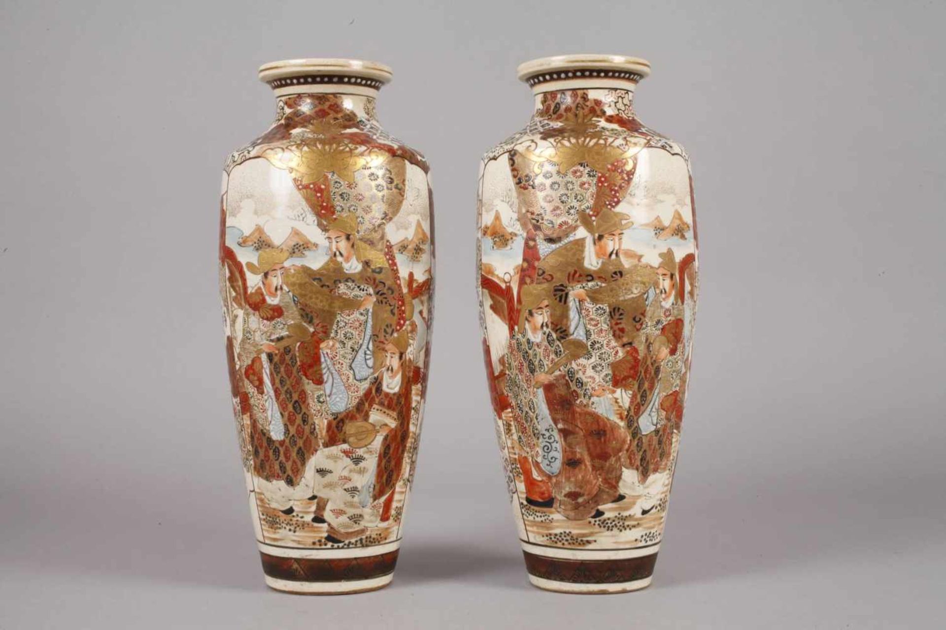 Paar Vasen SatsumaJapan, um 1920, am Boden gemarkt, Feinsteinzeug in polychromer - Bild 2 aus 7