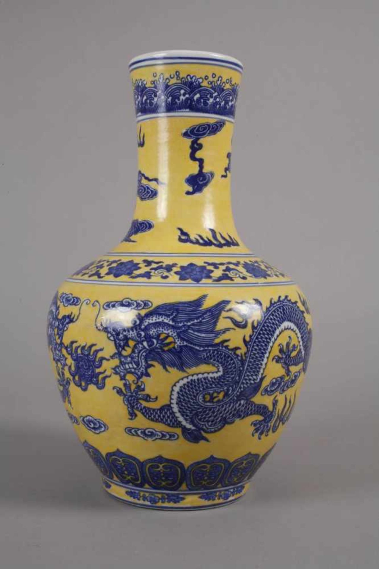 Vase ChinaAnfang 20. Jh., am Boden ungedeutete Vier-Zeichen-Marke, Porzellan in kobaltblauer - Bild 2 aus 4