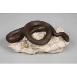 Bronzeschlange auf Marmorsockelunsigniert, Bronze braun patiniert, fein ziselierte naturalistische