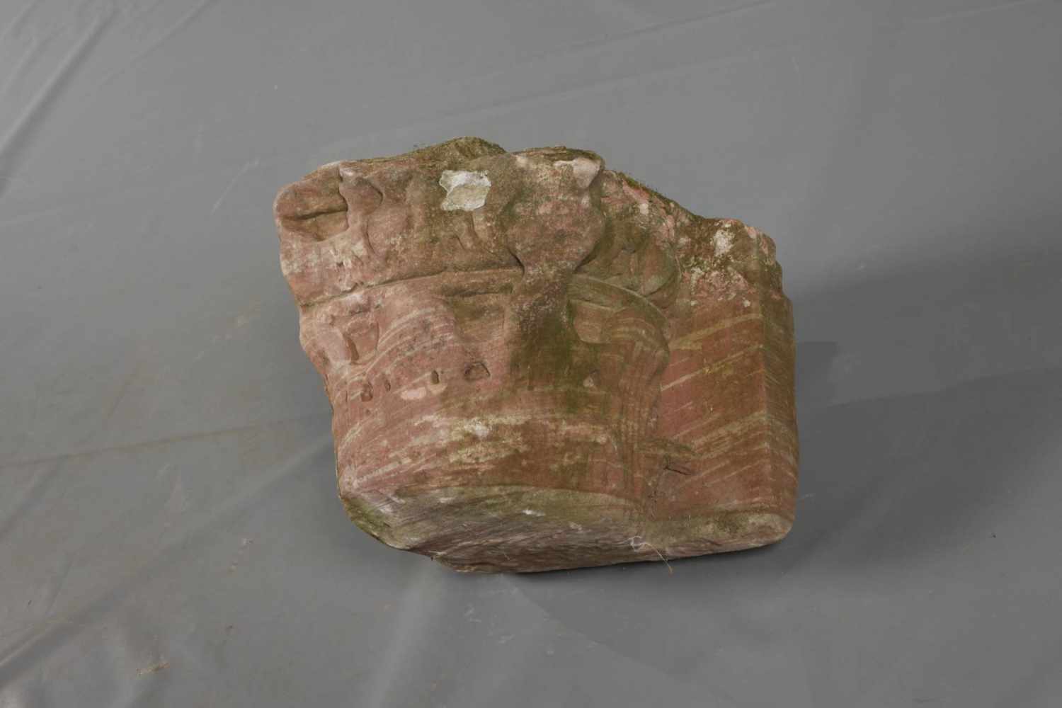 Korinthisches Kapitellwohl 16. Jh., roter Sandstein aus dem Raum Koblenz oder Mainz, mit - Image 2 of 4