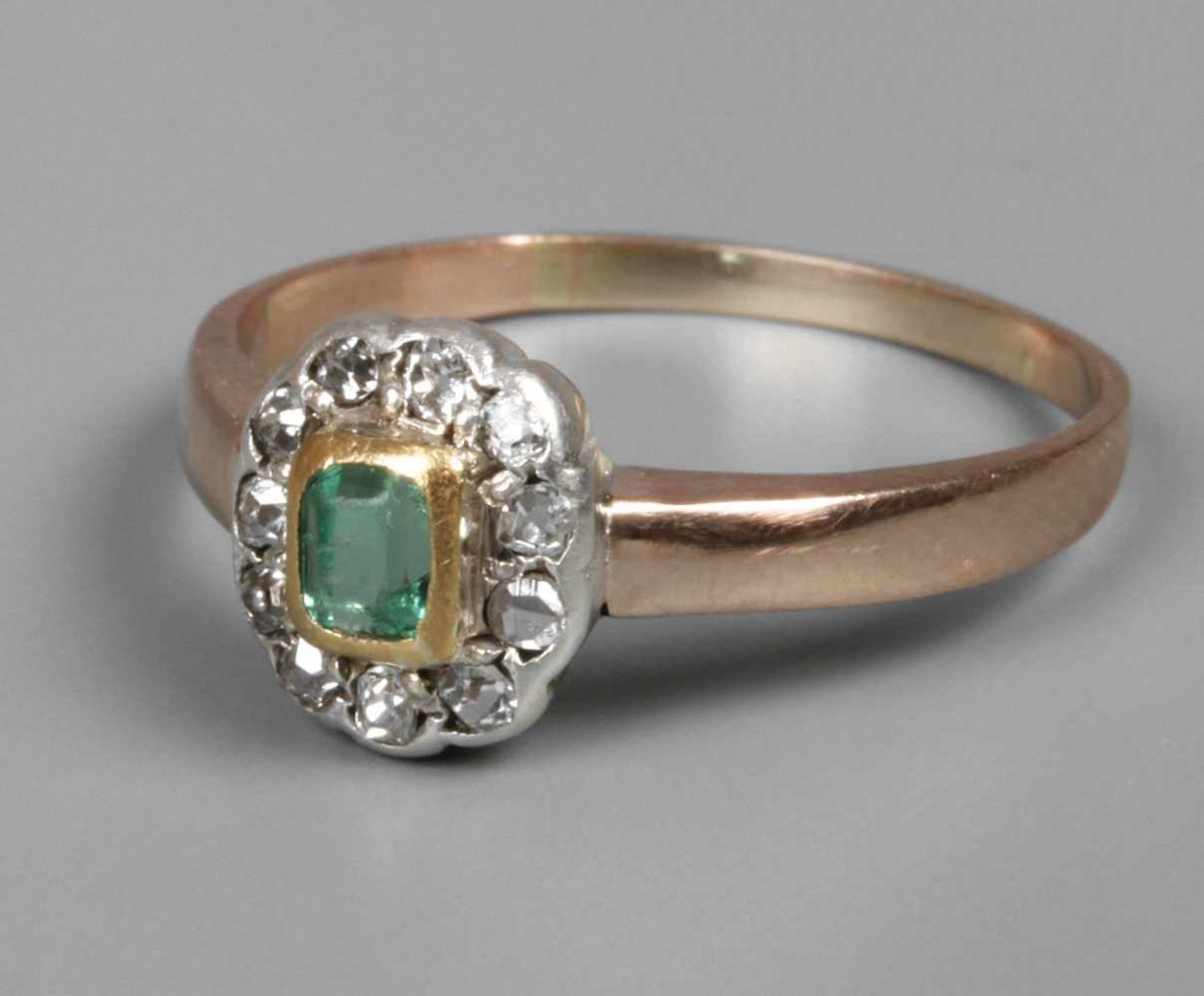 Damenring mit Smaragd und DiamantenAnfang 20. Jh., Weiß- und Roségold 333 geprüft, ca. 8 mm hoher