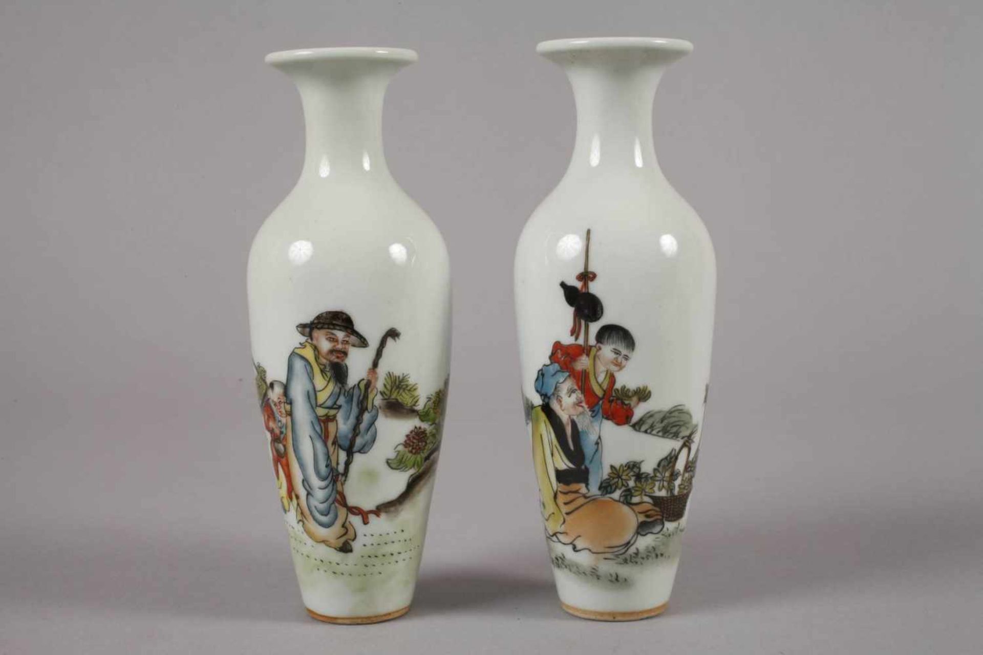 Sechs Vasen China1960er bis 1970er Jahre, gemarkt und signiert, Weißporzellan in polychromer - Bild 2 aus 12