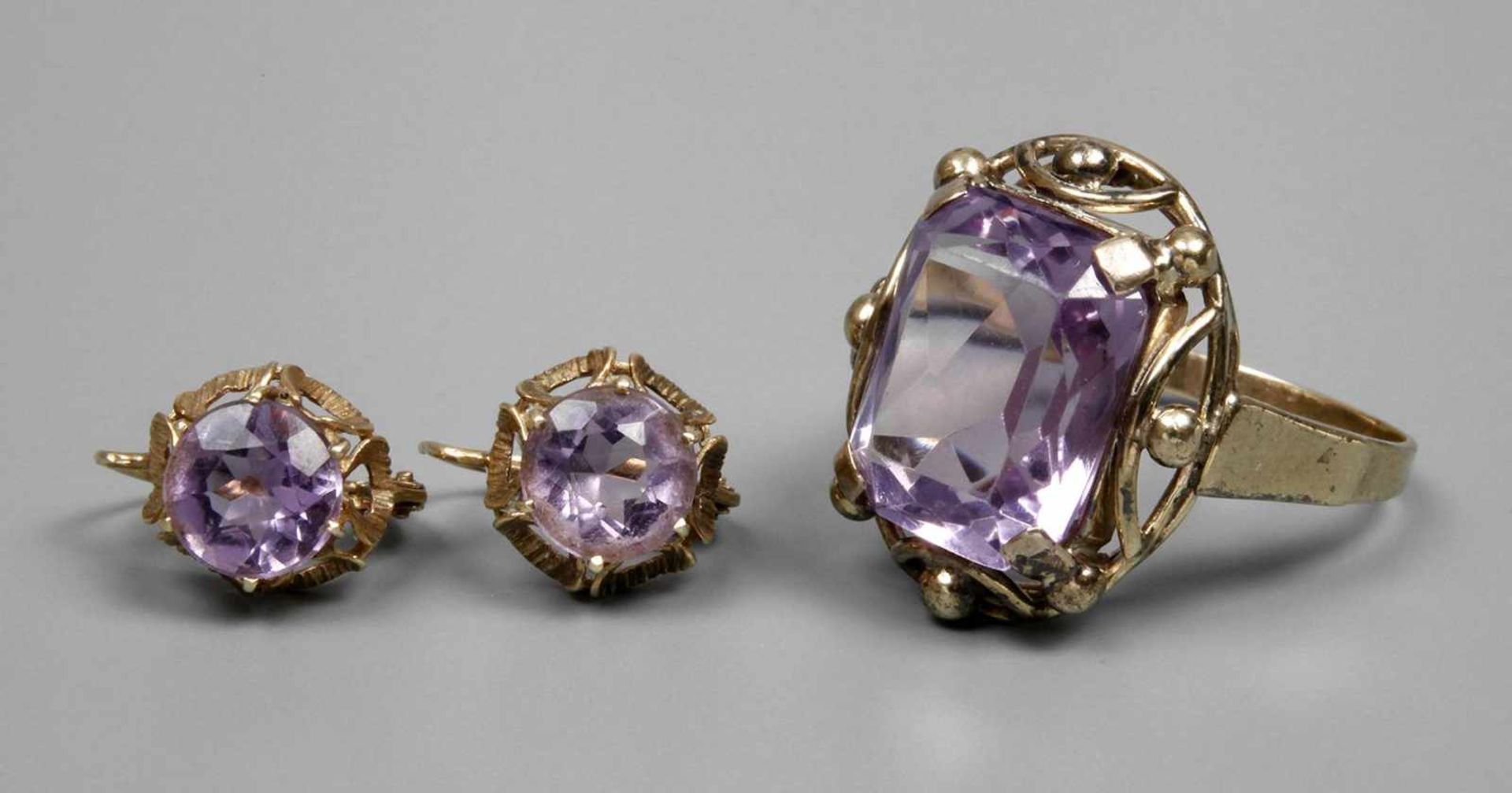 Ring und Ohrringe mit Amethystenum 1960, Ring gestempelt 333, ca. 21 mm hoher Ringkopf, besetzt