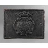 Barocke Kaminplatte/Takenplattewohl 17. Jh., Gusseisen, bekröntes Wappen des Hochadel, stärkere
