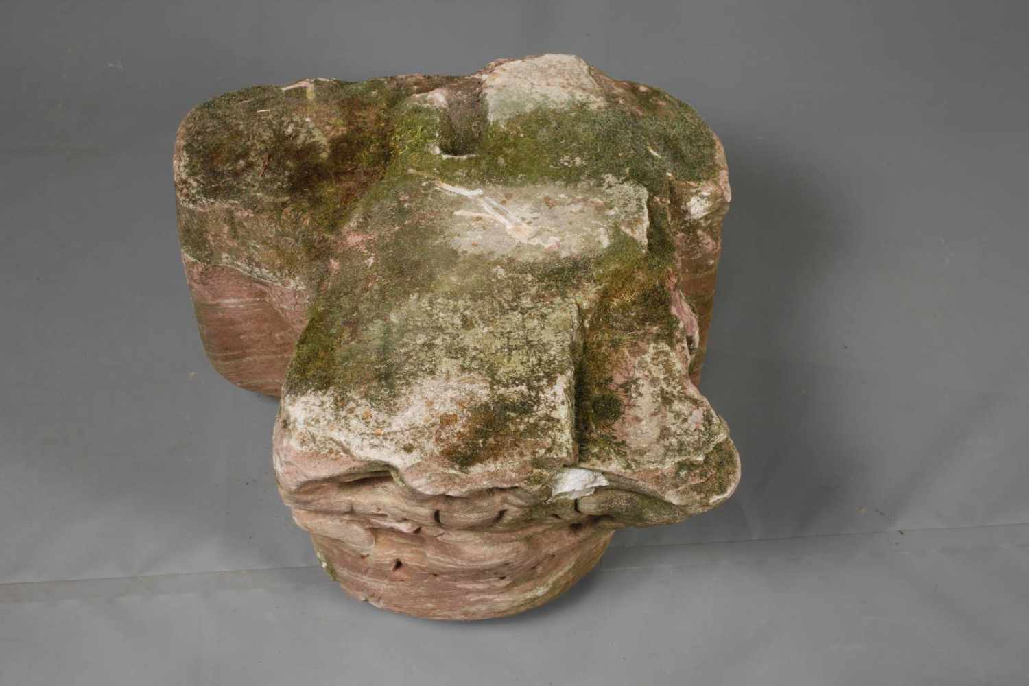 Korinthisches Kapitellwohl 16. Jh., roter Sandstein aus dem Raum Koblenz oder Mainz, mit - Image 4 of 4