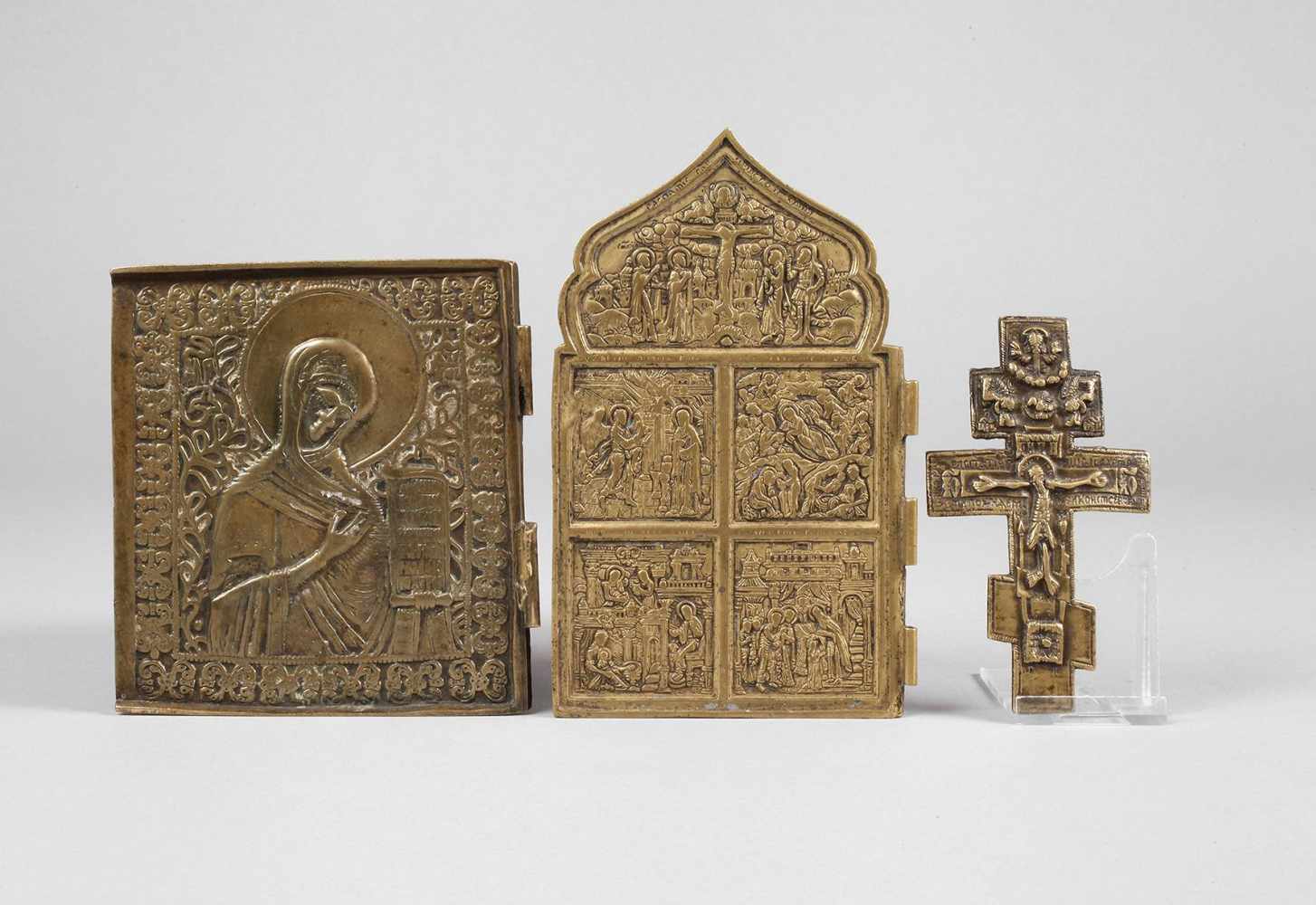 Drei Reiseikonen20. Jh., Bronze, teils brüniert, kirchenslawisch bezeichnet, dabei Kruzifix sowie