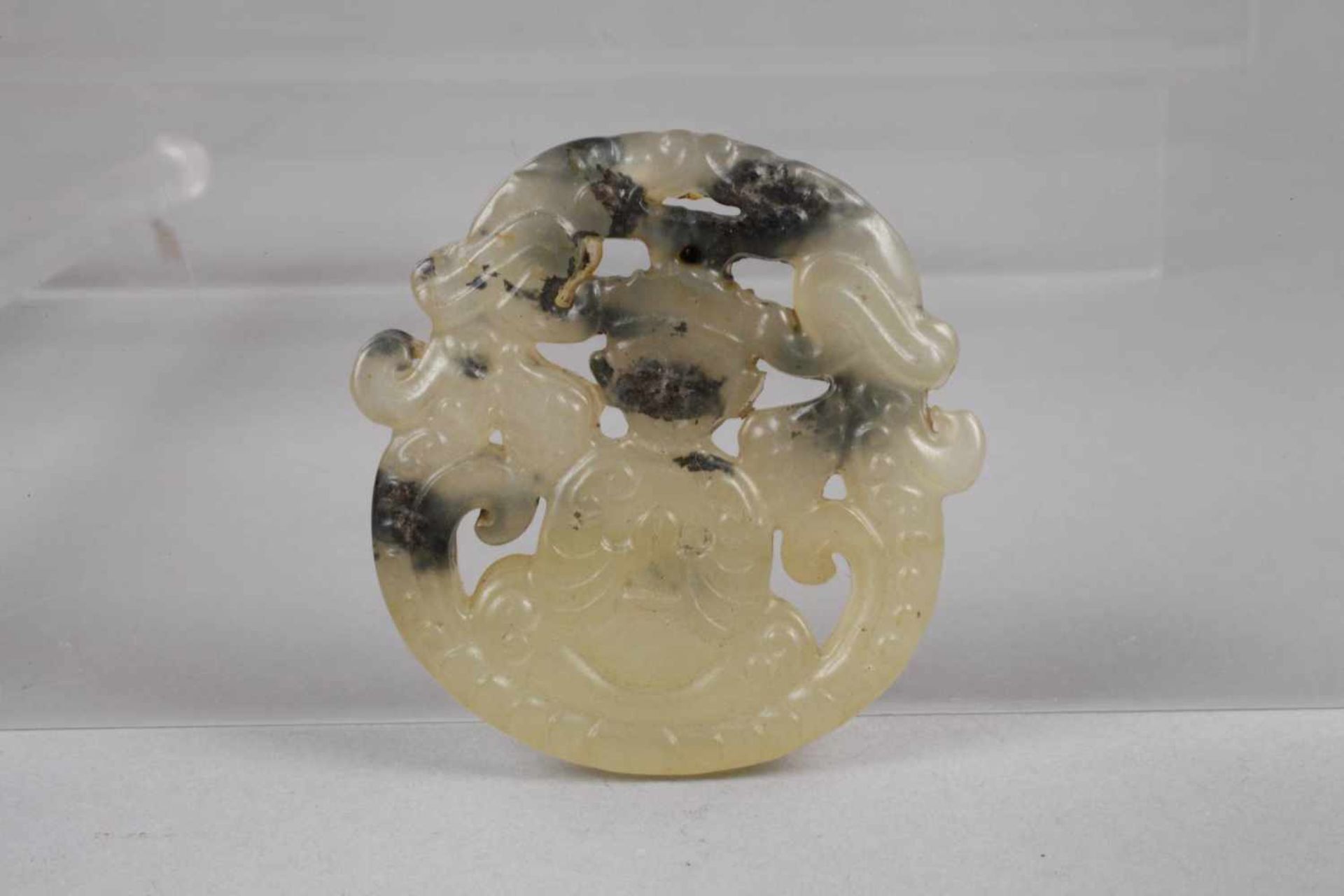 Vier JadeschnitzereienChina, 20. Jh., verschiedenfarbige Nephrite/Jadeite, aufwendig durchbrochen - Bild 4 aus 5