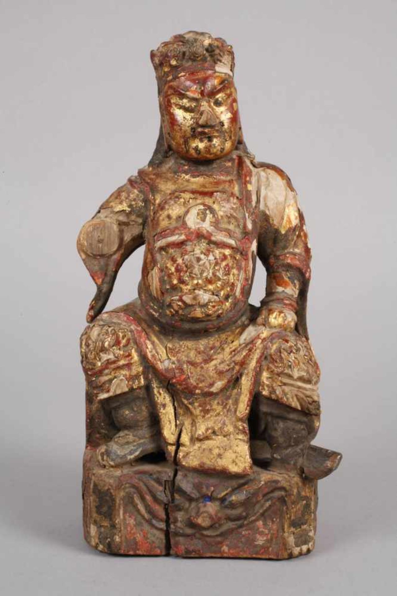 Figürliche SchnitzereiChina, 20. Jh., Holz geschnitzt und farbig gefasst, teils goldbronziert, auf - Bild 2 aus 6