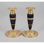 Paar klassizistische Kerzenleuchter Bronzeum 1790, Bronze gegossen und fein ziseliert, leicht
