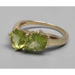 Damenring mit Peridottropfenum 2000, Gelbgold geprüft 585/1000, leicht geschwungene Ringschiene,