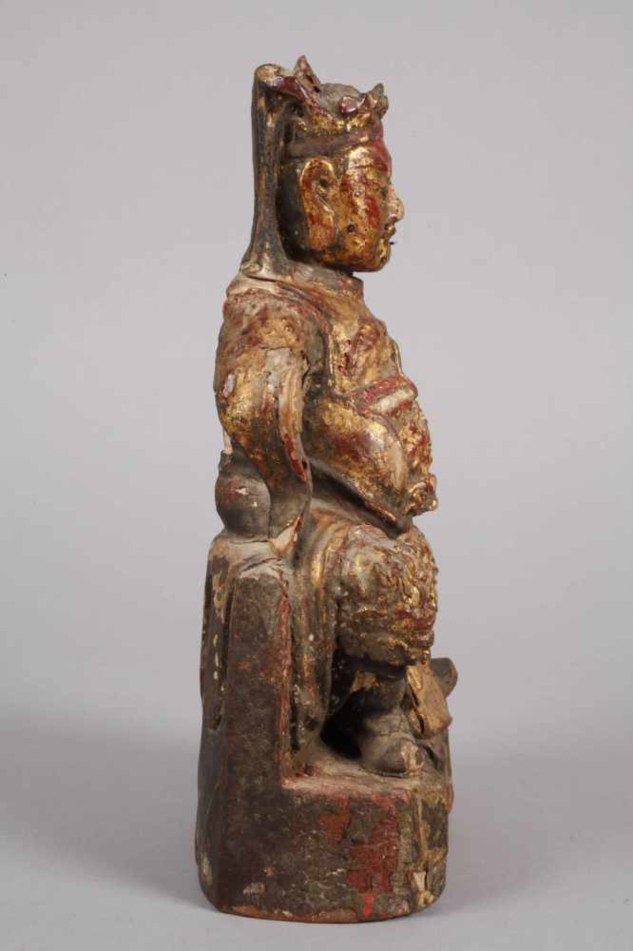 Figürliche SchnitzereiChina, 20. Jh., Holz geschnitzt und farbig gefasst, teils goldbronziert, auf - Bild 3 aus 6
