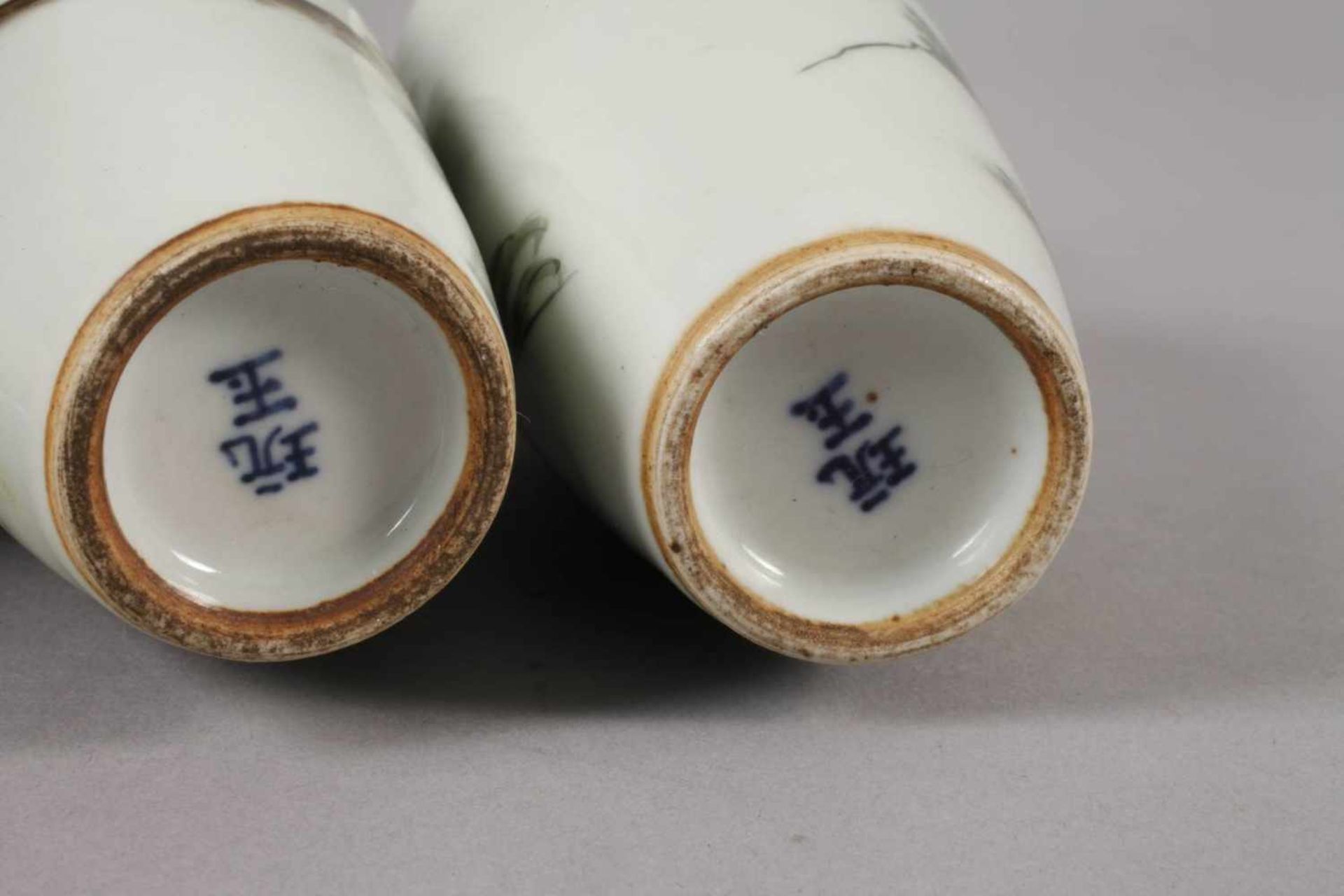 Sechs Vasen China1960er bis 1970er Jahre, gemarkt und signiert, Weißporzellan in polychromer - Bild 6 aus 12