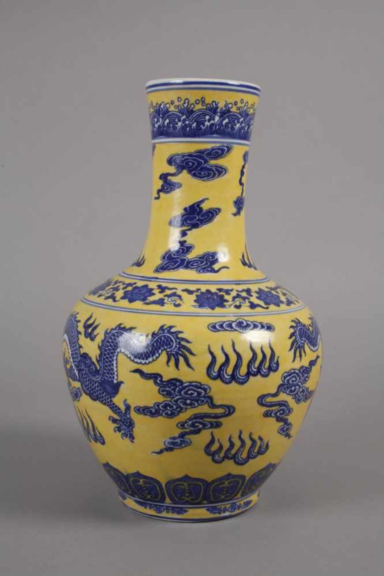 Vase ChinaAnfang 20. Jh., am Boden ungedeutete Vier-Zeichen-Marke, Porzellan in kobaltblauer - Bild 3 aus 4