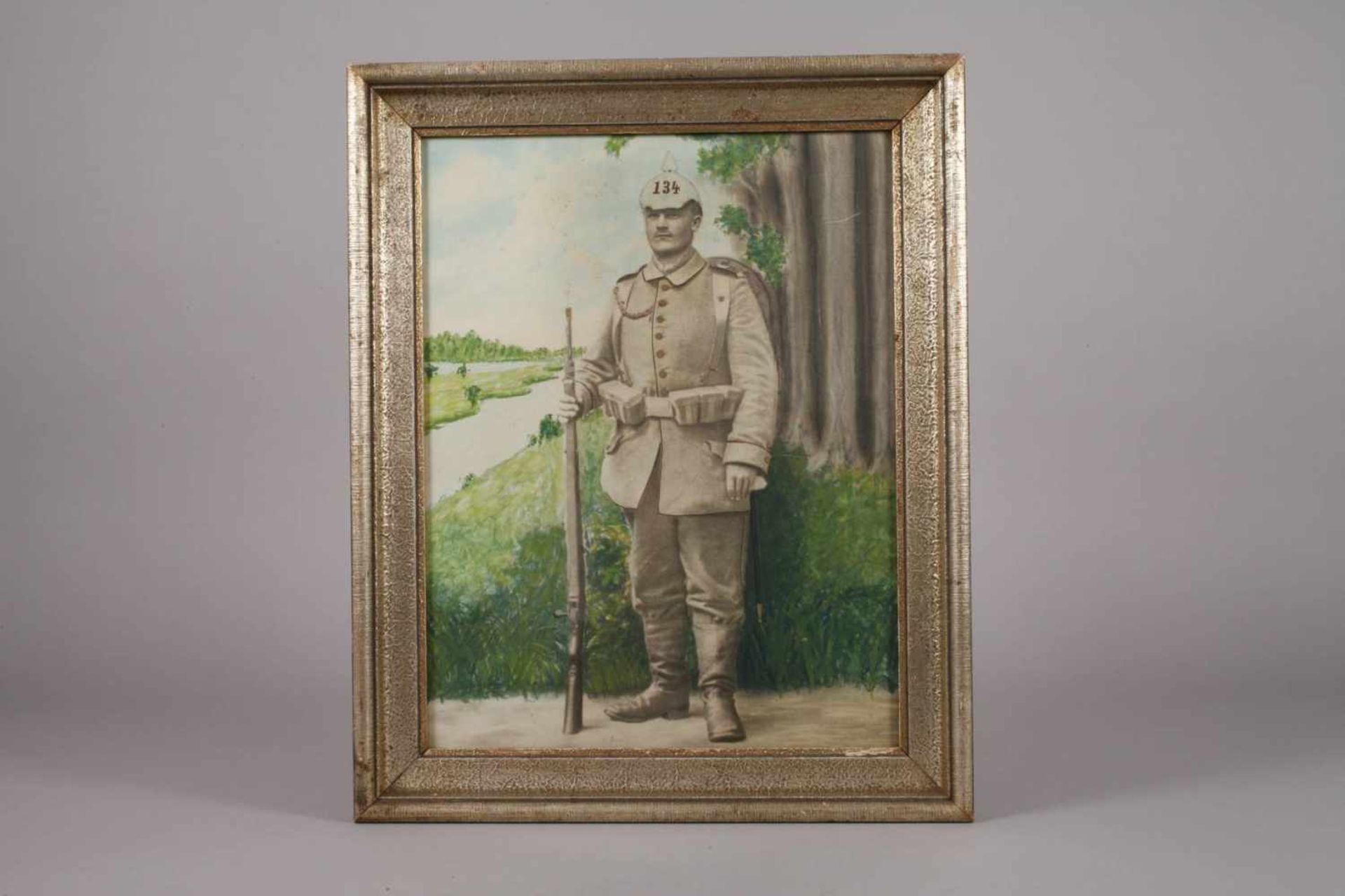 Kolorierte Fotografie 134. Regt. Plauenum 1910, Portraitfotografie, in voller Montur mit - Bild 2 aus 3