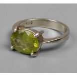 Damenring mit Peridotum 2000, Weißgold gestempelt 585, besetzt mit oval facettiertem Peridot in