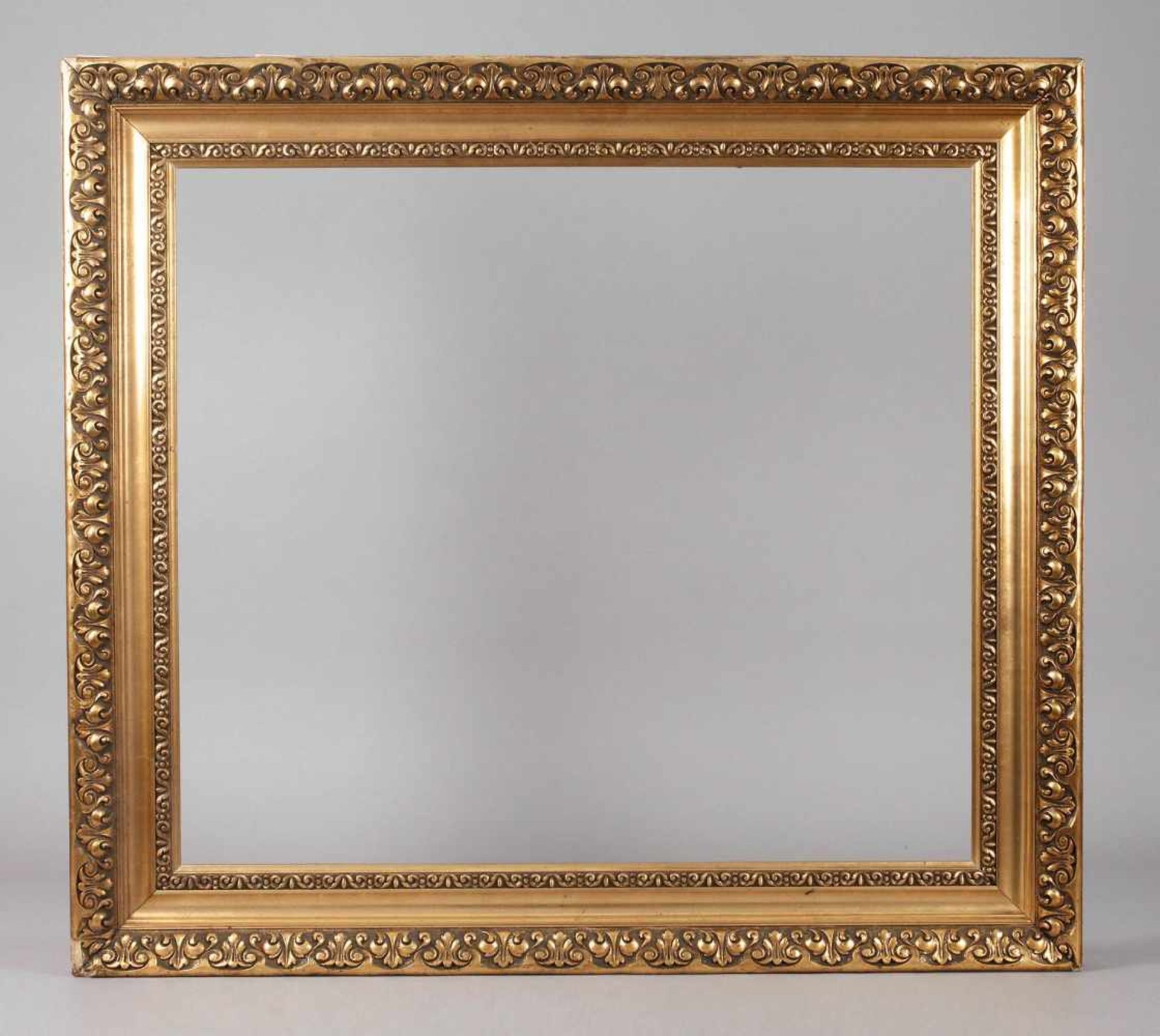 Goldstuckleisteum 1920, Rahmen aus ca. 11 cm breiter, steigend profilierter, gestuckter und