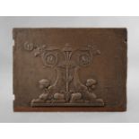 Klassizistische Ofenplatteum 1800, Gusseisen, zwei liegende Sphinxen und Rollwerk, Korrosionsspuren,