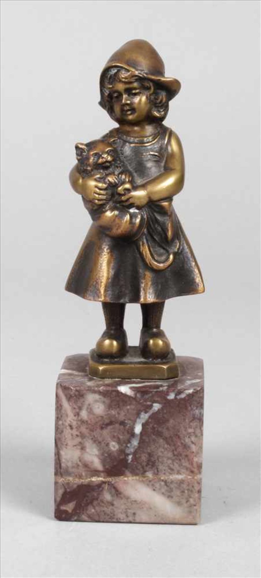 Hans Keck, Holländermädchen mit KatzeAnfang 20. Jh., verso signiert, Bronze dunkel patiniert,