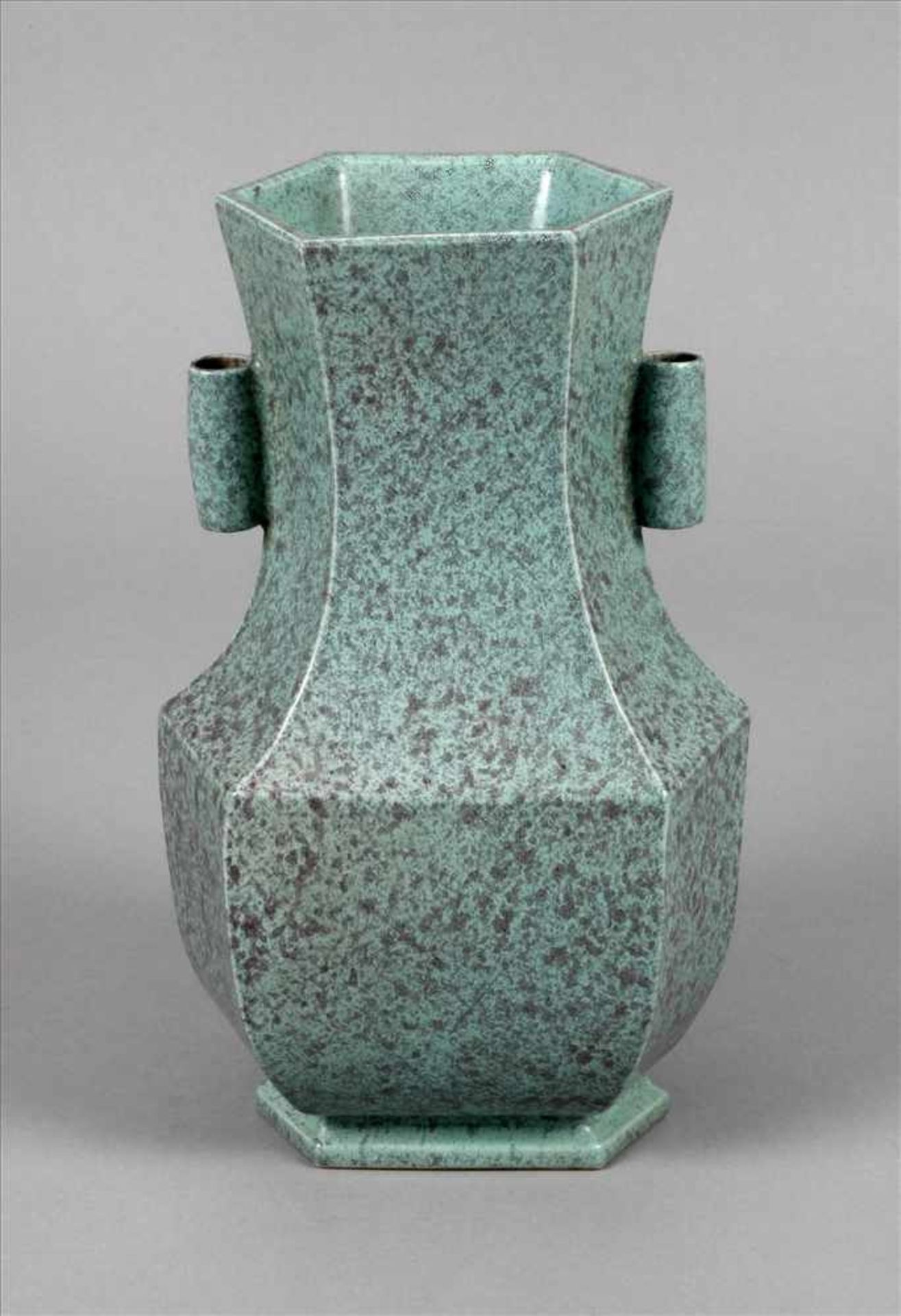 Vase China20. Jh., am Boden geprägte 4-Zeichen-Marke, Porzellan in türkisfarbener Aufglasur mit