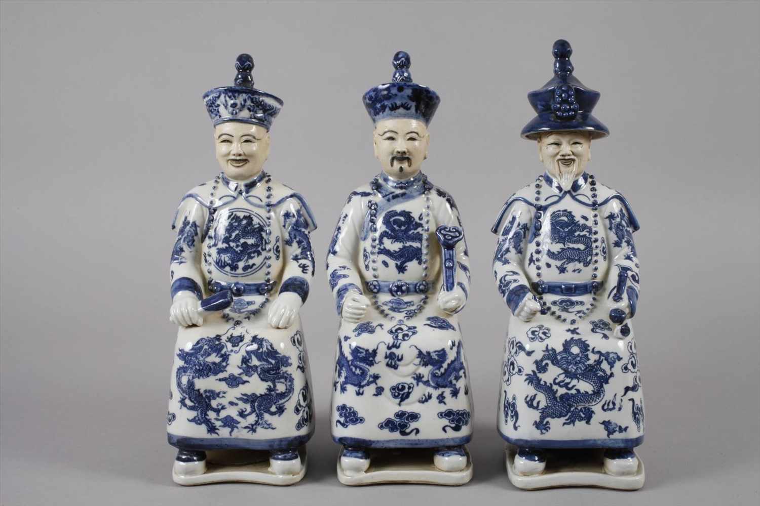 Drei PorzellanfigurenChina, 20. Jh., am Boden zweifach gemarkt, kobaltblau staffiertes, - Image 7 of 7